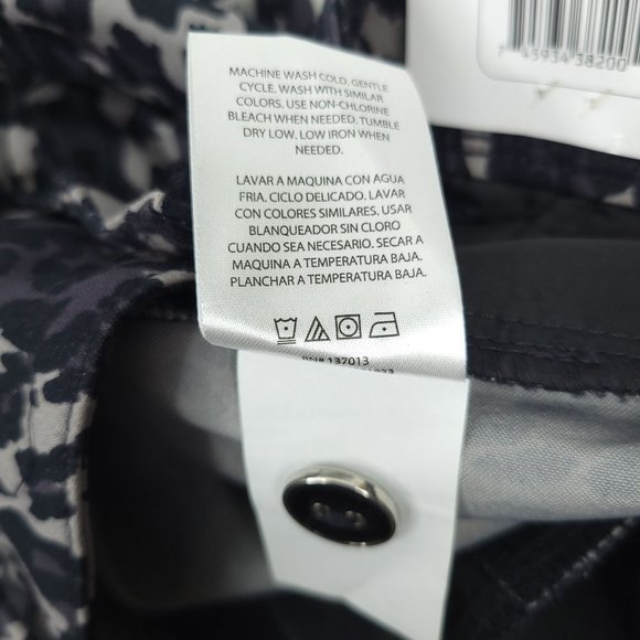 Isaac Mizrahi Women Tailored Shorts NEW 5" Inseam Black Animal Print Stretch - Picture 7 of 9